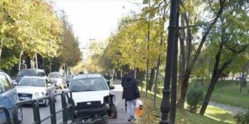 FOTO/ Makina del nga rruga dhe përplaset me hekrat buzë Lanës