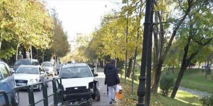 FOTO/ Makina del nga rruga dhe përplaset me hekrat buzë Lanës