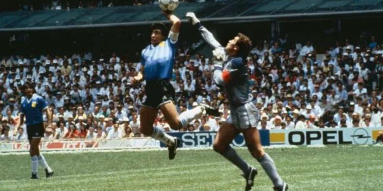 Anglezët më pak të pikëlluar për ikjen e Maradonës: Ku ishte VAR-i kur na duhej më shumë se kurrë?!