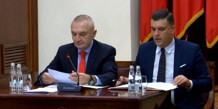 Meta i’a vë në gojë lehsit Blushi… sharjet prej ordiner ndaj Edi Ramës! Bilushi i lexon “si trimat”:  “O këlysh i rrahur, o kryepis, o Esadist i fëlliqur”