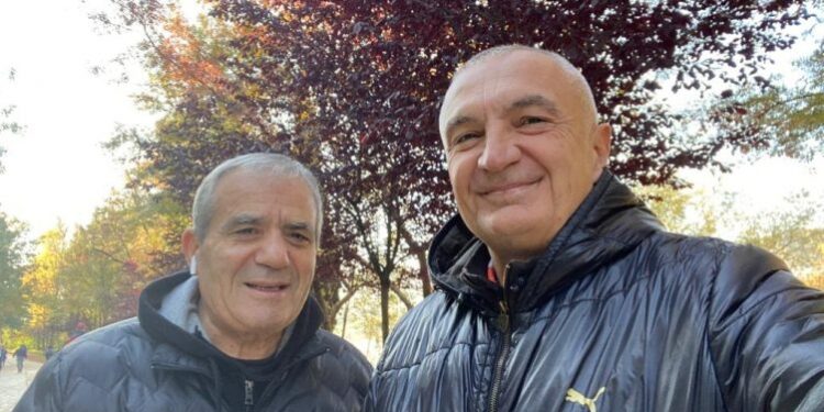 Z. president! Me Kaçin me kujtove sigurimsin e Hotel Tiranës