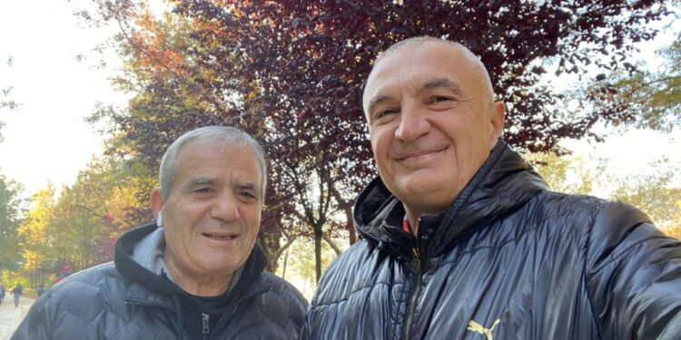 “Kaçi i zi” shoqërohet në polici, maskën: Nuk më njihni, kam qenë deputet?! Del i rehabilituar…me maskë! Dhimbje e madhe nga PD (Foto)