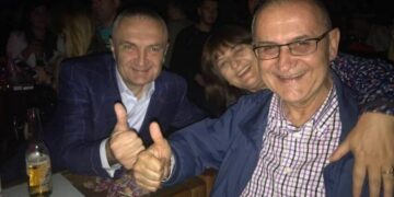 Presidenti si sekser aparaturash mjekësore