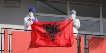 Festa e 28 nëntorit, mjekët e infektivit bëjnë gjestin prekës