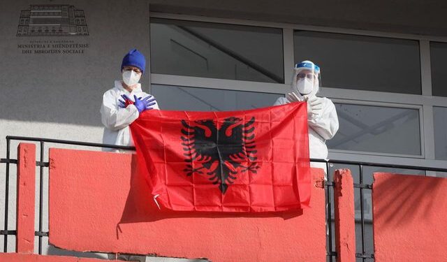 Festa e 28 nëntorit, mjekët e infektivit bëjnë gjestin prekës