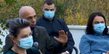 Mjeku i nxjerr të palarat: Shëndetësinë e drejtojnë disa të paaftët që s’kanë asnjë lidhje me të, ministria skandal