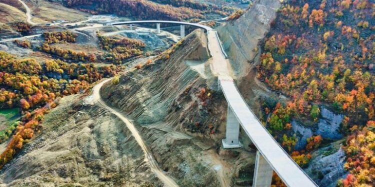 Aksi i ri Qukës-Qafë Plloçë, Rama nxjerr fotot: Ura spektakolare po merr formën përfundimtare