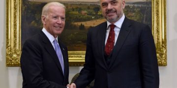 Na mbytën budallenjtë! Kandidati i Bashës: Mjerë ne po fitoi Biden, Rama do i numërojë votat në lëndinat e Surrelit tani