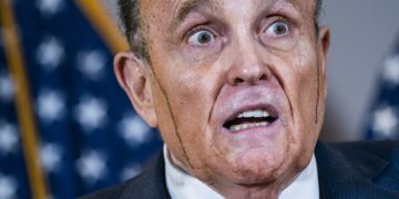 Momenti i sikletshëm i avokatit të Trump, i del boja e flokëve gjatë fjalimit