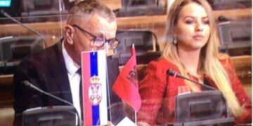 VIDEO/ Vendosi flamurin shqiptar në mes të parlamentit serb, ja çfarë i ndodhi deputetit shqiptar në rrugë nga serbët
