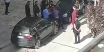 Disa të rinj “mbërthejnë” policët e patrullës i fyejnë dhe godasin! E pafalshme vonesa e ndihmës nga kolegët në Vlorë: (Video)