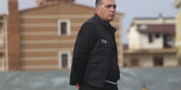 Trajneri i njohur shqiptar niset drejt Turqisë, virusi i ka prekur keq mushkëritë