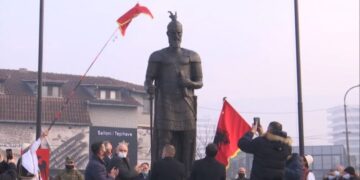 Prizrenit i kërkohet t’i heqë “Skënderbeun” 70 mijë eurosh dhe “Adem Jasharin” e frizerit