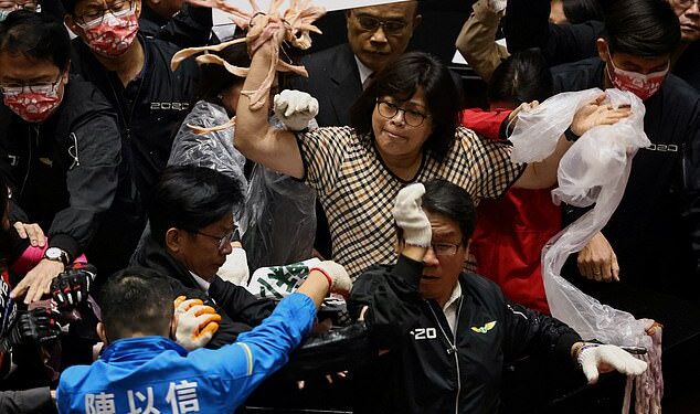 Përleshje masive në Parlament, shkak bëhet… mishi i derrit