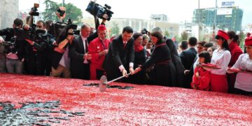 Kreshnik Spahiu publikon videon: Torta e Lulzim Bashës më 28 nëntor, e paharrueshme