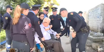 Gënjeshtrat e kryetarit formal të Opozitës për Personat me Aftësi të Kufizuara! Në qeverisjen e tij merrnin pagat duke protestuar e duke u goditur nga policia