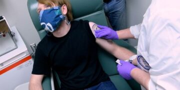 Nis vaksinimi në SHBA, “Pfizer” kryen injektimi e parë në SHBA