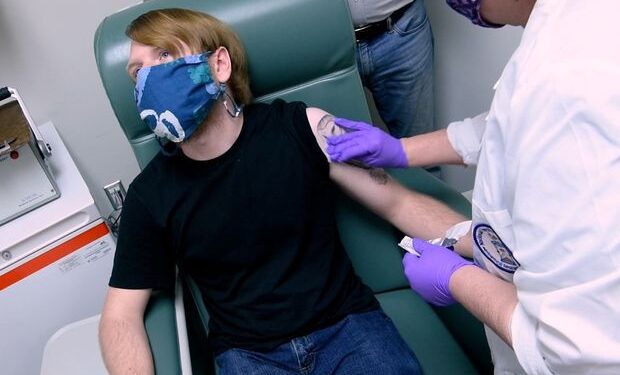 Nis vaksinimi në SHBA, “Pfizer” kryen injektimi e parë në SHBA