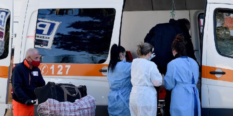 Shifra shqetësuese të Covid në Shqipëri: 17 pacientë humbin jetën dhe 795 qytetarë të infektuar në 24 orët e fundit