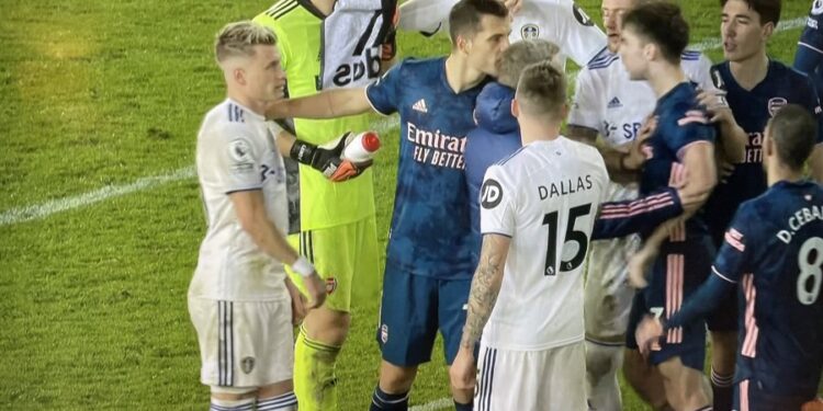 Përplasje mes lojtarëve në fund të ndeshjes në Premier League: Granit Xhaka mbron sulmuesin shqiptar dhe shtyn tutje shokun e skuadrës (Video)