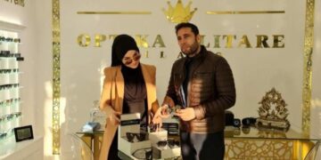 Elvis Naçi, hoxha me emër rokeri që blen spitale dhe shet syze