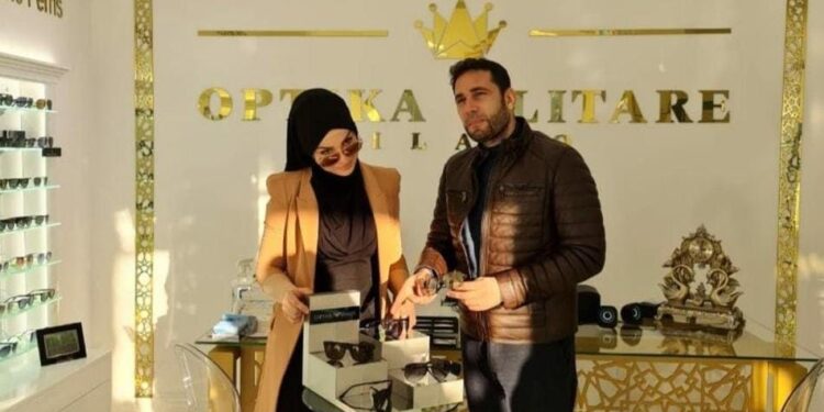 Elvis Naçi, hoxha me emër rokeri që blen spitale dhe shet syze