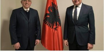 Edhe Enver, edhe Hoxhë”, Mero Baze ironizon anëtarësimin e radikalit islamik në Vetëvendosje: Realizohet ëndrra e Albinit për t’u reformuar si idhtar i Enverit