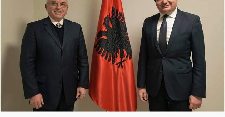 Edhe Enver, edhe Hoxhë”, Mero Baze ironizon anëtarësimin e radikalit islamik në Vetëvendosje: Realizohet ëndrra e Albinit për t’u reformuar si idhtar i Enverit
