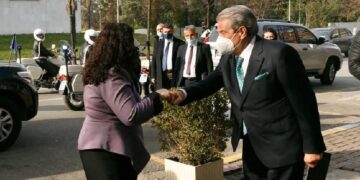 Retorika e luftës dhe komedia e paqes