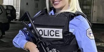 Policja bionde në Kosovë “çmend” mediat britanike: I dedikojnë profil, foto me kallash në dorë dhe uniformën blu
