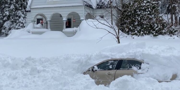Për 10 orë qëndroi i ngujuar brenda veturës së mbuluar me borë, burrin nga Nju Jorku mezi e lokalizon policia –  e dërgojnë me urgjencë në spital