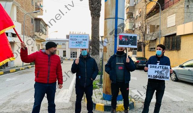 Protesta për Klodian Rashën, tubim i pazakontë në qytetin e Vlorës vetëm katër persona në protestë