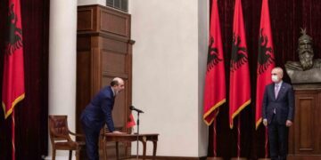 Betohet anëtari i ri i Gjykatës Kushtetuese, të pranishëm në Presidencë edhe Gramoz Ruçi me përfaqësuesin e SHBA