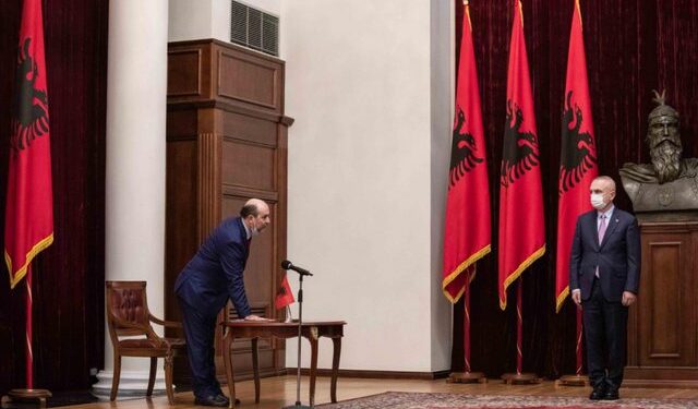 Betohet anëtari i ri i Gjykatës Kushtetuese, të pranishëm në Presidencë edhe Gramoz Ruçi me përfaqësuesin e SHBA