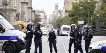 Përgjaket Franca: Qëllohen për v.dekje tre policë