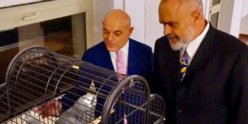 Ndodh për herë të parë/ Kryeministri Edi Rama shfaqet në krah të Blendi Fevziut dhe bën njoftimin e papritur