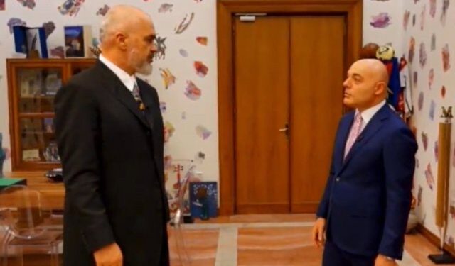 Nga kravatat shumëngjyrëshe deri tek mesazhi i veçantë i Zahos, kryeministri Rama tregon zyrën: Ju tregoj “drogën” time