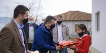 “I plotësuam dëshirën Gavjotës së vogël”/ Në ditën e Krishtlindjes, Taulant Balla i bën dhuratën e madhe kësaj familje, gjyshi shpërthen në lot dhe nuk i përmban emocionet