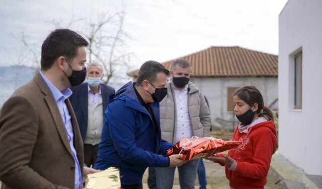 “I plotësuam dëshirën Gavjotës së vogël”/ Në ditën e Krishtlindjes, Taulant Balla i bën dhuratën e madhe kësaj familje, gjyshi shpërthen në lot dhe nuk i përmban emocionet