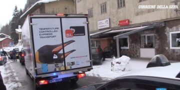 Pandemia/ Mediat italiane shkruajnë për “dhuratën” e madhe që kanë marrë për Krishtlindje, dalin pamjet e fugonave të blinduar dhe nën sigurinë e Policisë të mbushur plot me…