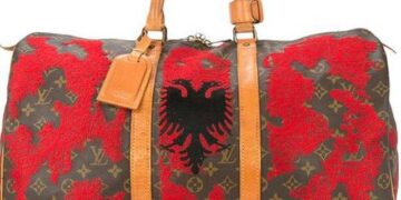 Marka prestigjoze ‘Louis Vuitton’ nxjerr në shitje çantën me flamurin shqiptar, zbuloni çmimin sa kushton