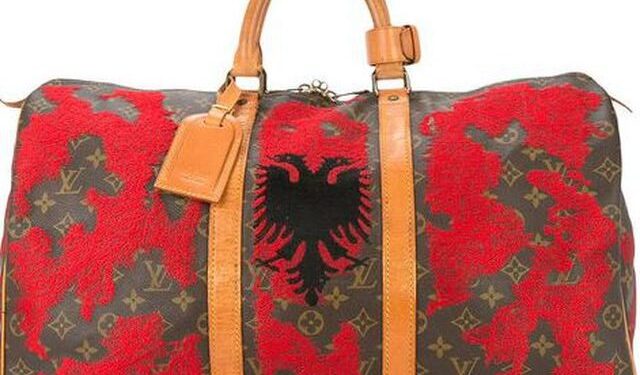 Marka prestigjoze ‘Louis Vuitton’ nxjerr në shitje çantën me flamurin shqiptar, zbuloni çmimin sa kushton