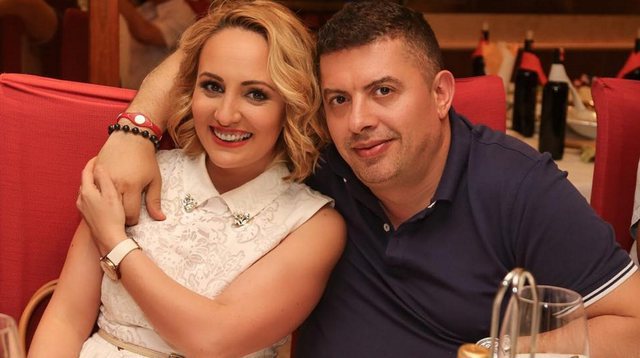 “Nuk e dija”! Juliana Pasha rrëfen kur e mësoi se bashkëshorti i saj ishte i divorcuar dhe baba i një vajze: U dashurova me shikim të parë!