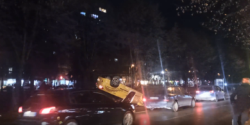 Aksidenti i pazakontë në Tiranë, taksia përmbyset në mes të rrugës