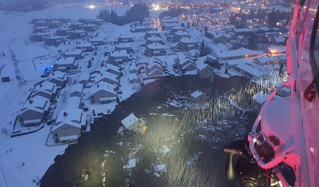 Pamje të frikshme në Norvegji/ Toka ‘përpin’ një pjesë të qytezës, shtëpitë mbulohen nga balta