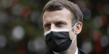 “Simptoma të vërteta të koronavirusit”, mediat e huaja zbulojnë gjendjen shëndetësore të Macron: Po përballet me…