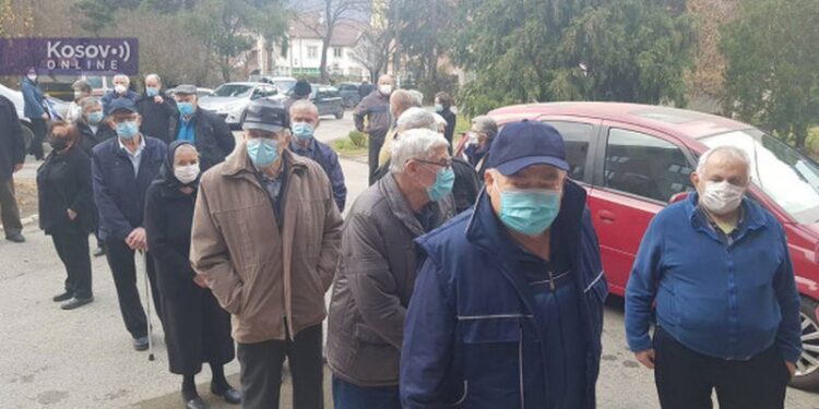 Fillon vaksinimi kundër COVID-19 i serbëve në veri të Kosovës, radhë të gjata që presin për të marrë vaksinën e Pfizer