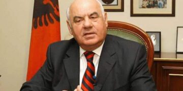 “Jetë të gjatë o burrë shteti”! Zv.ministri i Mbrojtjes surprizon ish-presidentin Alfred Moisiu në ditën e tij të lindjes, nuk do ta besoni sesa vjeç mbushi sot