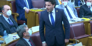 Mori postin e rëndësishëm në qeverinë e re të Malit të Zi, shqiptari Dritan Abazoviç ‘shkund’ Kuvendin me fjalimin e tij: Si mund të mos kesh turp? (Video)
