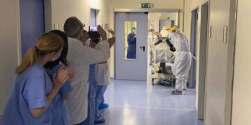 Emocionuese/ Del nga terapia intensive 8-vjeçari i prekur nga COVID-19, shihni si pritet mes lotëve e duartrokitjeve nga mjekët e familjarët (Video)